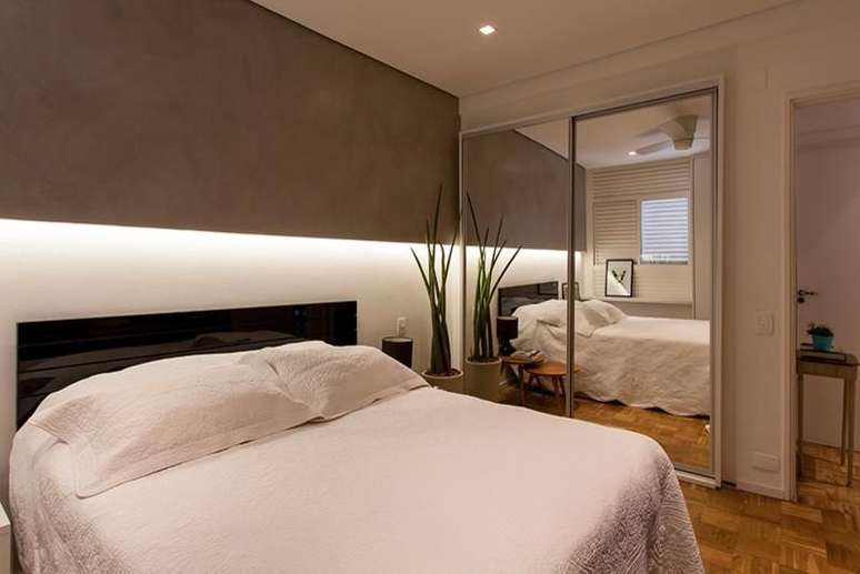 29. O guarda roupa espelhado &eacute; &oacute;timo para quartos pequenos