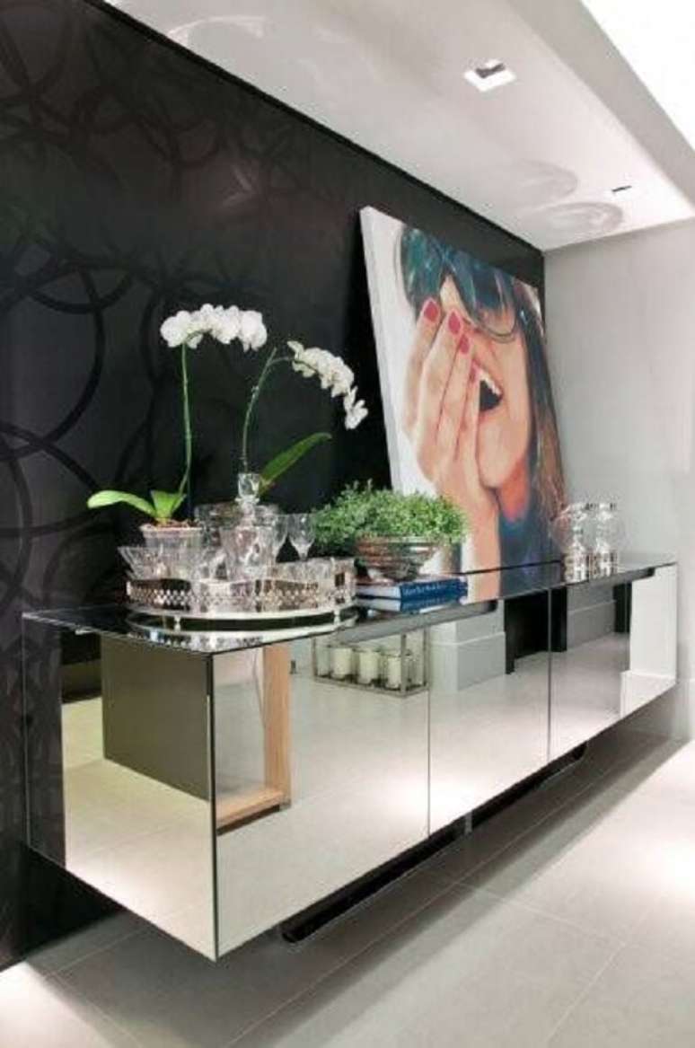 22. Tamb&eacute;m &eacute; poss&iacute;vel usar m&oacute;veis espelhados para incrementar a decora&ccedil;&atilde;o.