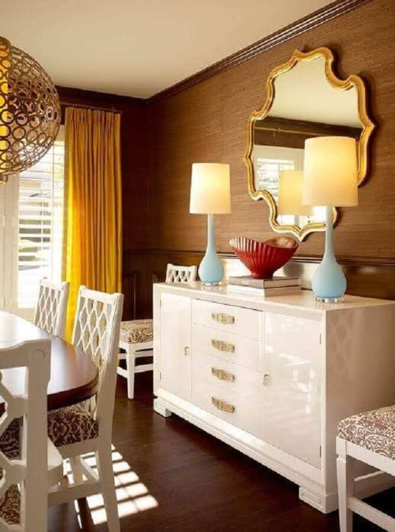 68. Decora&ccedil;&atilde;o com modelo cl&aacute;ssico de espelho para sala de jantar com moldura dourada &ndash; Foto: Table Ideias