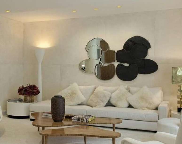 39.&nbsp;Espelho para sala com design diferente.