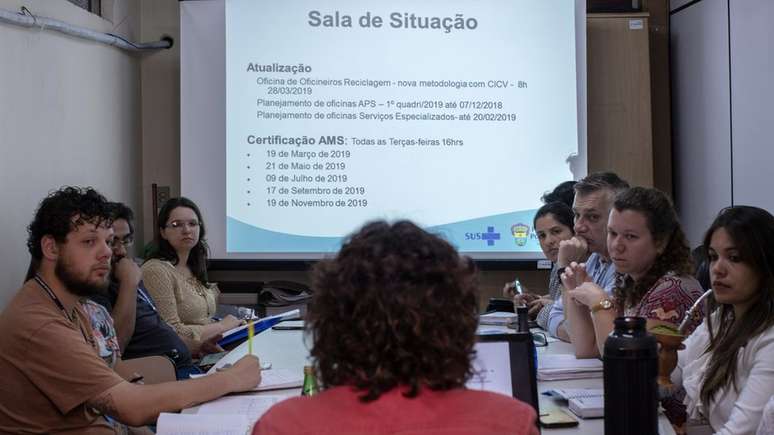 O programa inclui sessões de acompanhamento a cada dois meses com a Cruz Vermelha, como esta em Porto Alegre (RS)