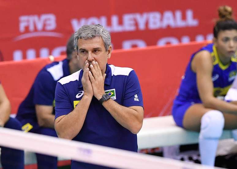 José Roberto Guimarães comemorou o desempenho das veteranas da seleção brasileira feminina de vôlei na vitória sobre a Sérvia