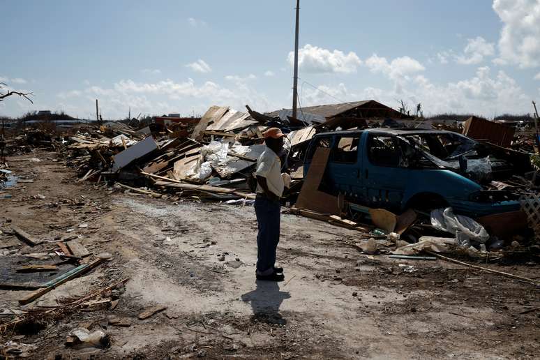 Homem observa devastação causada por furacão Dorian nas Bahamas
REUTERS/Marco Bello