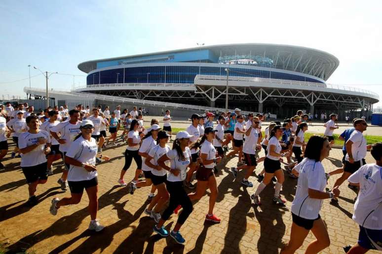 Atletas passam diante da Arena do Grêmio durante a Corrida do Grêmio 2018. (Divulgação)