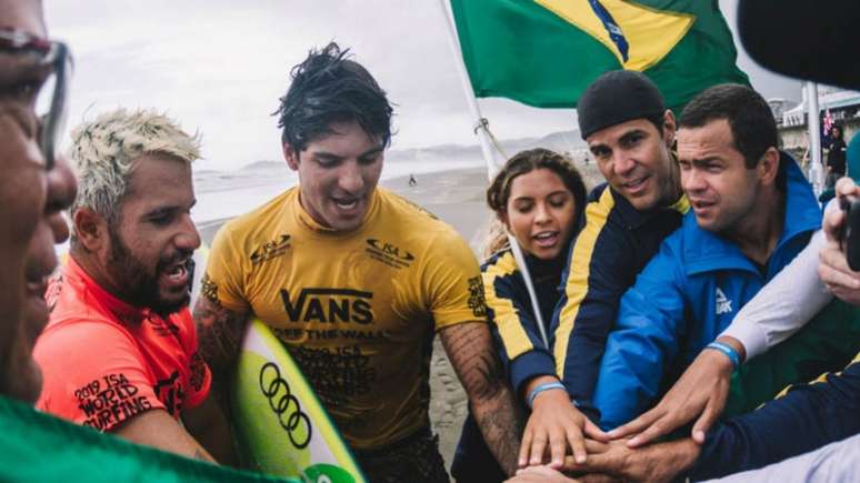 Ítalo Ferreira (vermelho) e Gabriel Medina (amarelo) estão na semifinal dos Jogos Mundiais. (ISA / Pablo Jimenez)