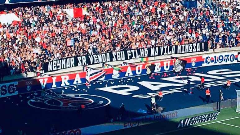 Faixa contra Neymar em Paris (Foto: Reprodução)