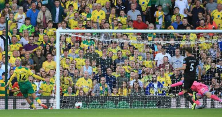 Norwich conseguiu um grande feito nesta tarde ao bater o Manchester City (LINDSEY PARNABY/AFP)