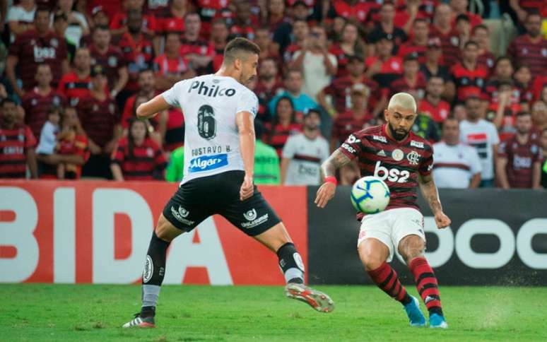 Gabigol percebe o posicionamento do goleiro rival e faz por cobertura (Foto: Alexandre Vidal / Flamengo)
