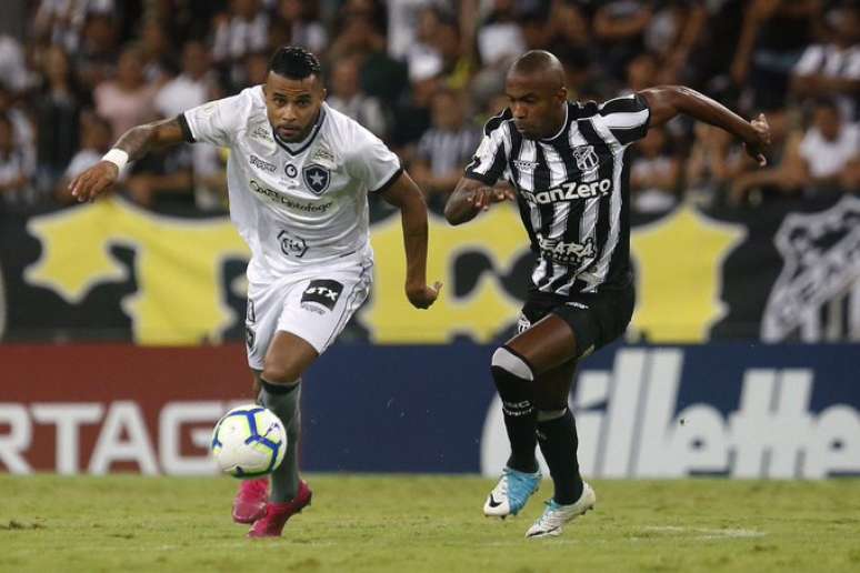O Botafogo praticamente apenas se defendeu contra o Ceará, no Castelão (Foto: Vitor Silva / Botafogo)