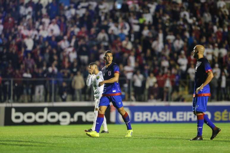 Cuiabá ainda perdeu um pênalti no final da partida (Foto: Gabriel Dubniak/Paraná)