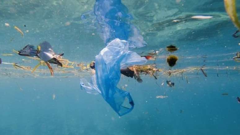 Milhões de toneladas de plástico chegam ao oceano todos os anos