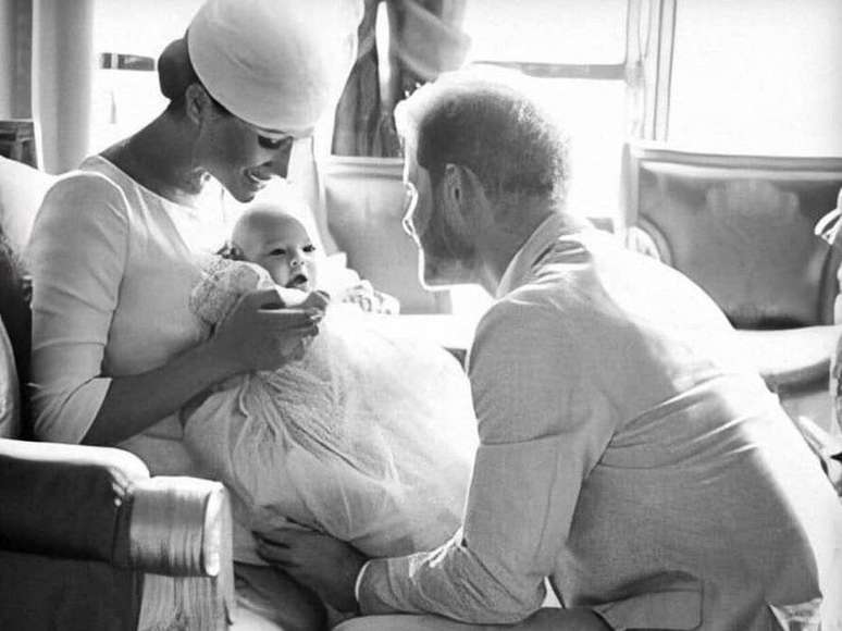 Harry, Meghan Markle e o filho Archie.