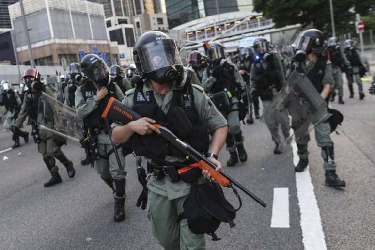 Manifestantes violam proibição e protestam em Hong Kong