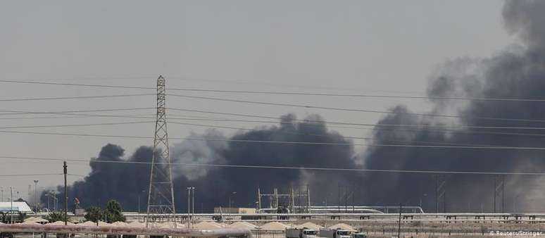 Horas depois de ataque, fumaça de incêndio ainda era vista na refinaria em Abqaiq 