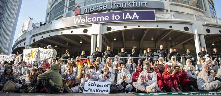 Manifestantes bloquearam entrada principal do Salão do Automóvel de Frankfurt