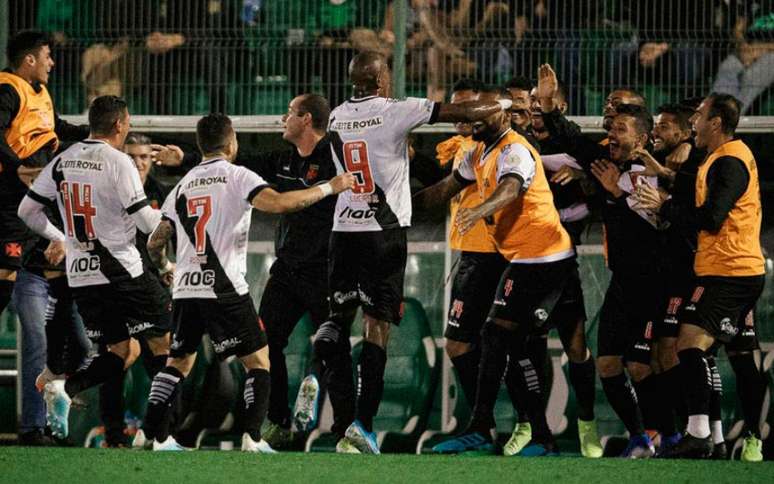 Vasco venceu a Chapecoense na Arena Condá (Foto: Matheus Sebenello/MyPhoto Press)