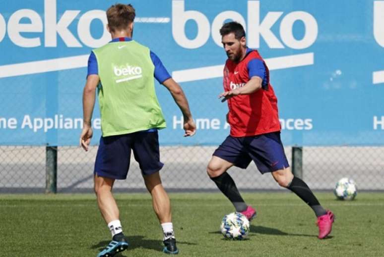 Messi durante o treino deste domingo (Foto: Reprodução)