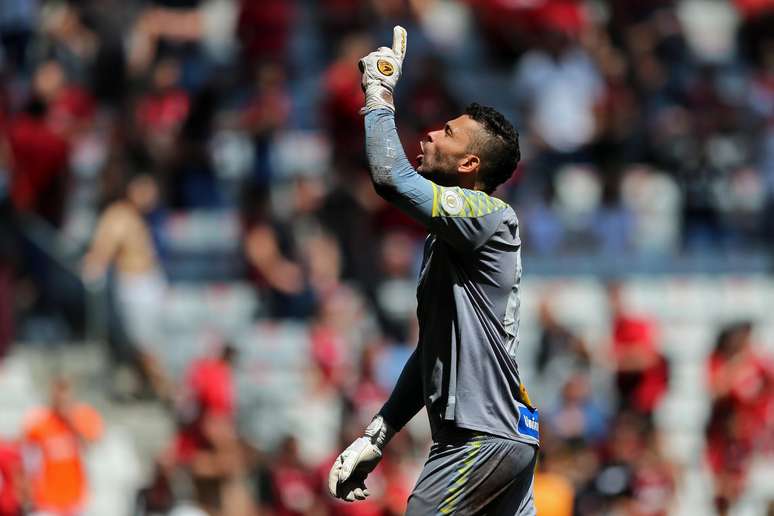 O goleiro Vladimir, do Avaí, comemora a vitória em Curitiba