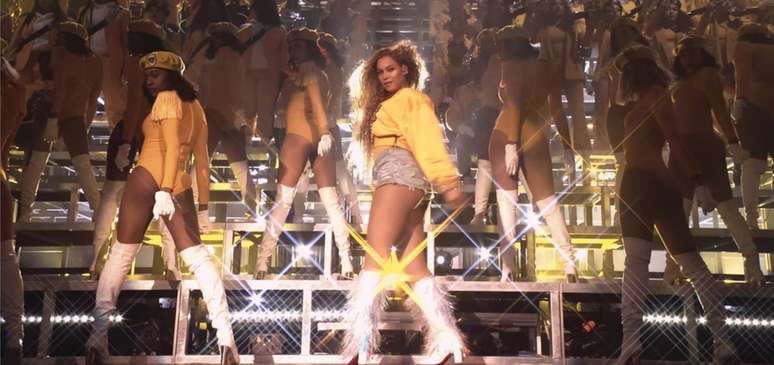 Cantora Beyoncé em performance retratada pelo documentário Homecoming