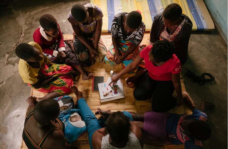 Um grupo de mulheres recebe educação de contraceptivos