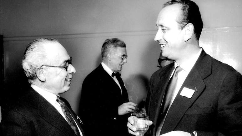 O exilado austr&iacute;aco Robert Lucas (&agrave; esquerda) criou programas de r&aacute;dio sat&iacute;ricos para o Servi&ccedil;o Alem&atilde;o da BBC a partir de 1940