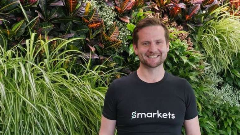 A empresa de Tom Hardman pede aos funcion&aacute;rios que verifiquem se um aumento de sal&aacute;rio est&aacute; dentro do or&ccedil;amento