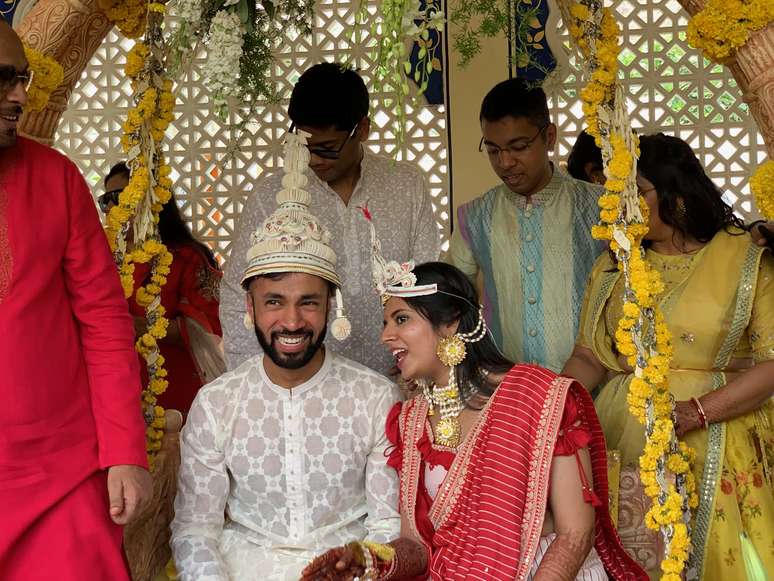 Acima, foto de casamento na Índia; matrimônios arranjados são parte do cotidiano do país e visto como eficazes