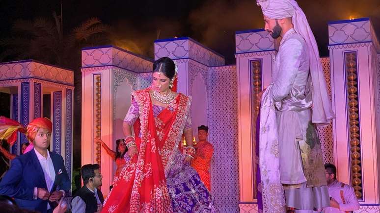Casamento de Karan e Vidhi: ela usou um vestido que pesava 12 kg e joias diversas
