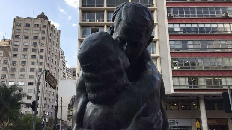 A estátua O Beijo Eterno foi inspirada em um poema de Olavo Bilac