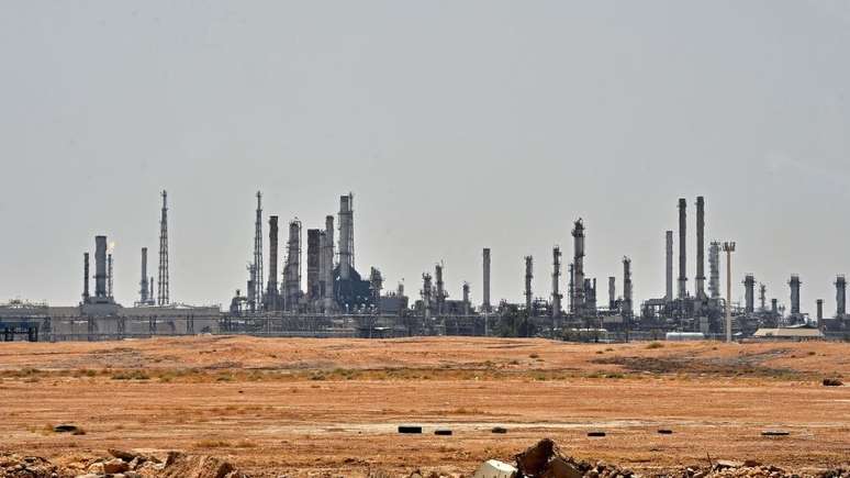Arábia Saudita corre para restabelecer produção de petróleo após os ataques