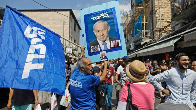 Simpatizantes de Benjamin Netanyahu, que já é o premiê há mais tempo no poder em Israel