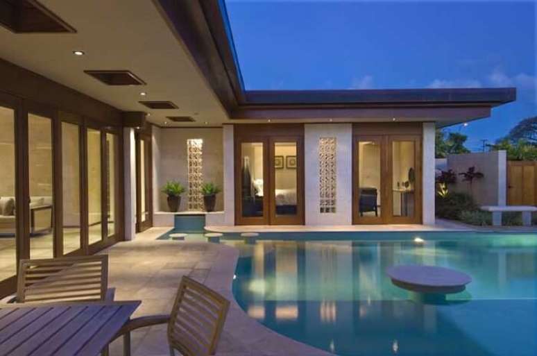 41. Borda da piscina feita com pedra. Fonte: Pinterest