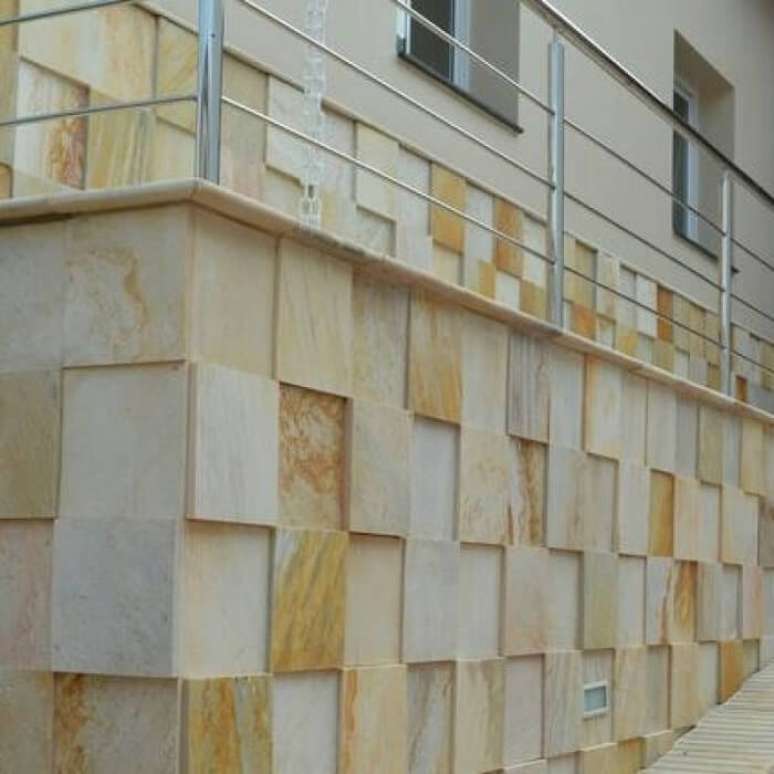 61. Fachada de casa feita com mosaico de pedra S&atilde;o Tom&eacute;. Fonte: Pinterest