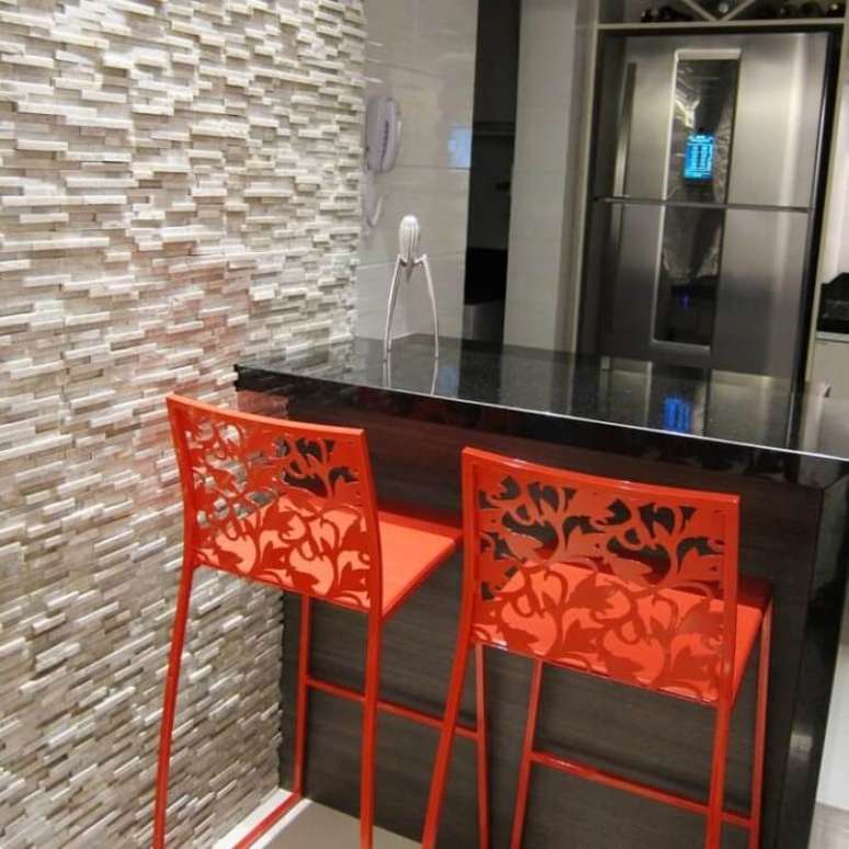 44. Parede revestida com pedra para cozinha gourmet. Fonte: Pinterest