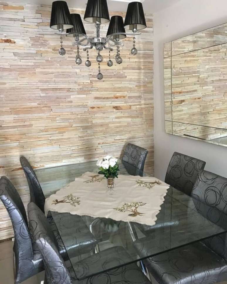 58. Sala de jantar com parede revestida em pedra. Fonte: Pinterest