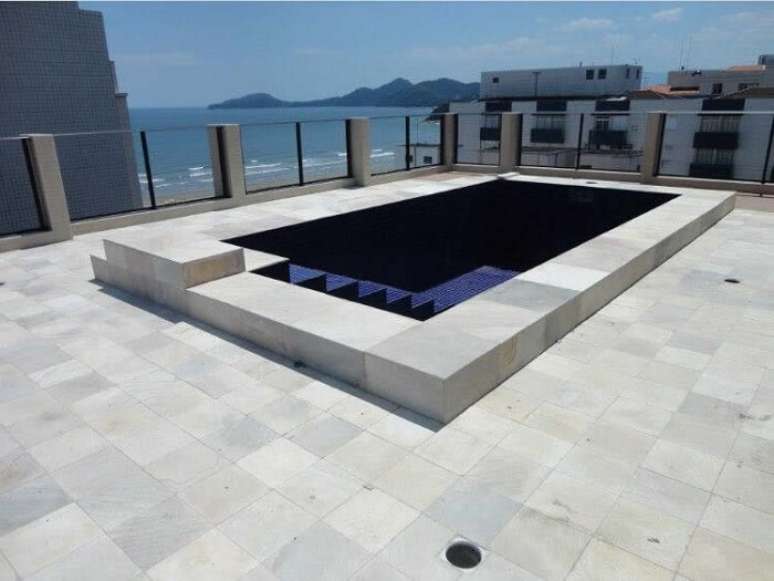 17. Pedras S&atilde;o Tom&eacute; branca para &aacute;rea da piscina. Fonte: Pinterest