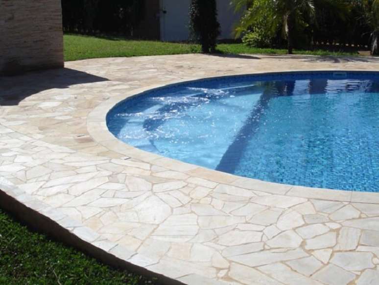 43. Borda da piscina feita com cacos de pedra. Fonte: Pinterest