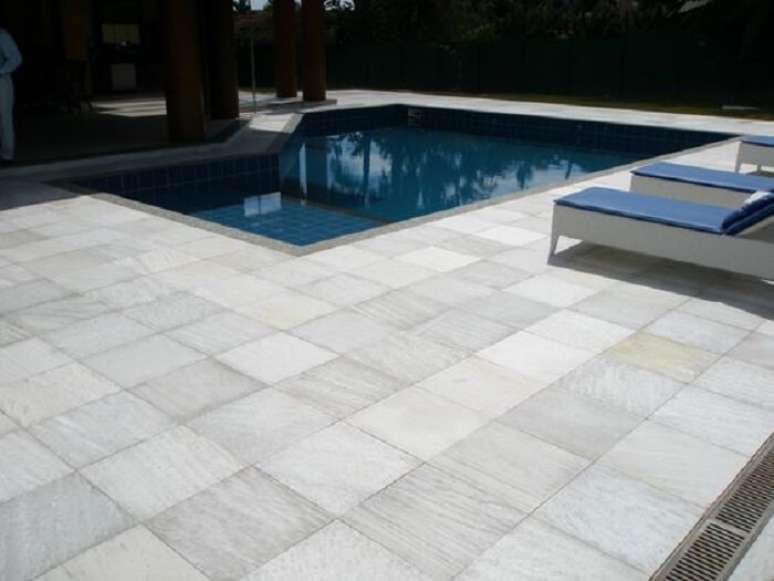 23. Como limpar pedra S&atilde;o Tom&eacute; branca. Fonte: Pinterest