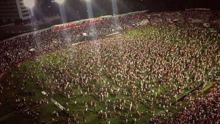 Torcida do Náutico invadiu o gramado do estádio para comemorar o acesso