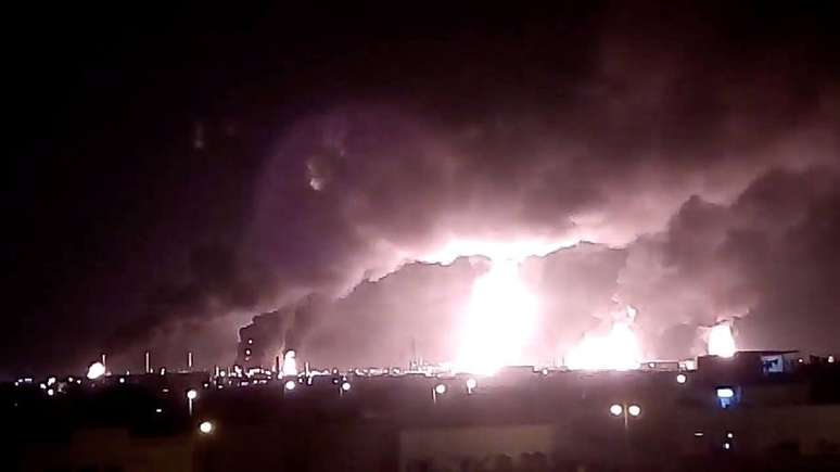 Incêndio é visto na instalação de processamento de petróleo em Buqayq, Arábia Saudita, após ataque de drones do grupo rebelde Houthi, do Iêmen