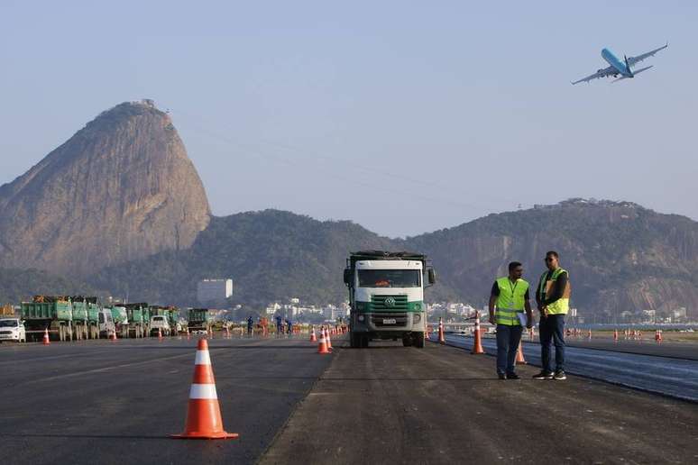 O foco da obra é a recuperação da camada porosa de atrito e da camada estrutural da pista