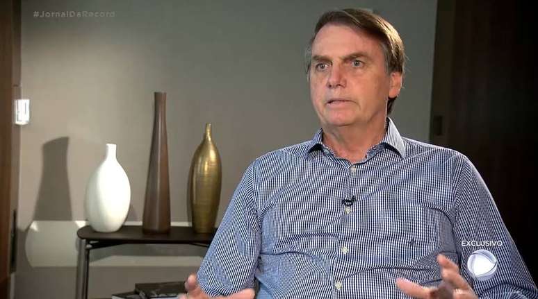 O presidente Jair Bolsonaro em entrevista ao Jornal da Record antes de deixar hospital em São Paulo nesta segunda-feira,16.