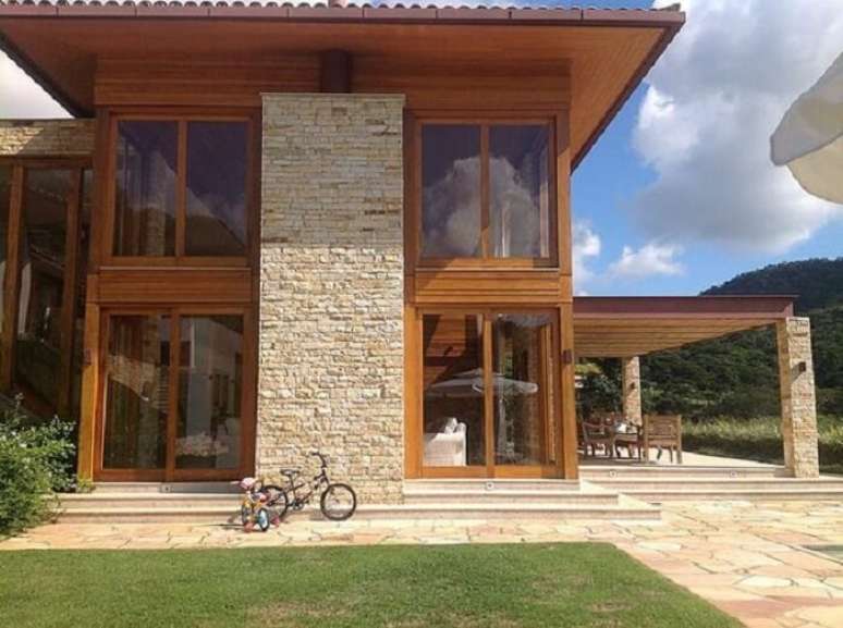 51. Facha de casa de campo revestida com pedra. Fonte Pinterest