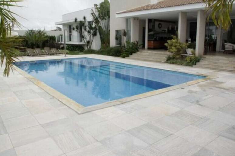 22. Piscina com borda feita em pedra S&atilde;o Tom&eacute; branca. Fonte: Pinterest