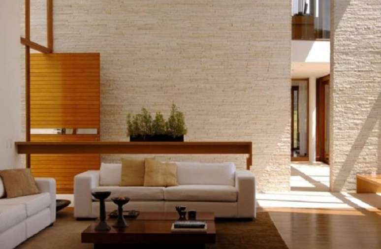 63. Sala de estar neutra com parede revestida com pedra S&atilde;o Tom&eacute;. Fonte: Pinterest