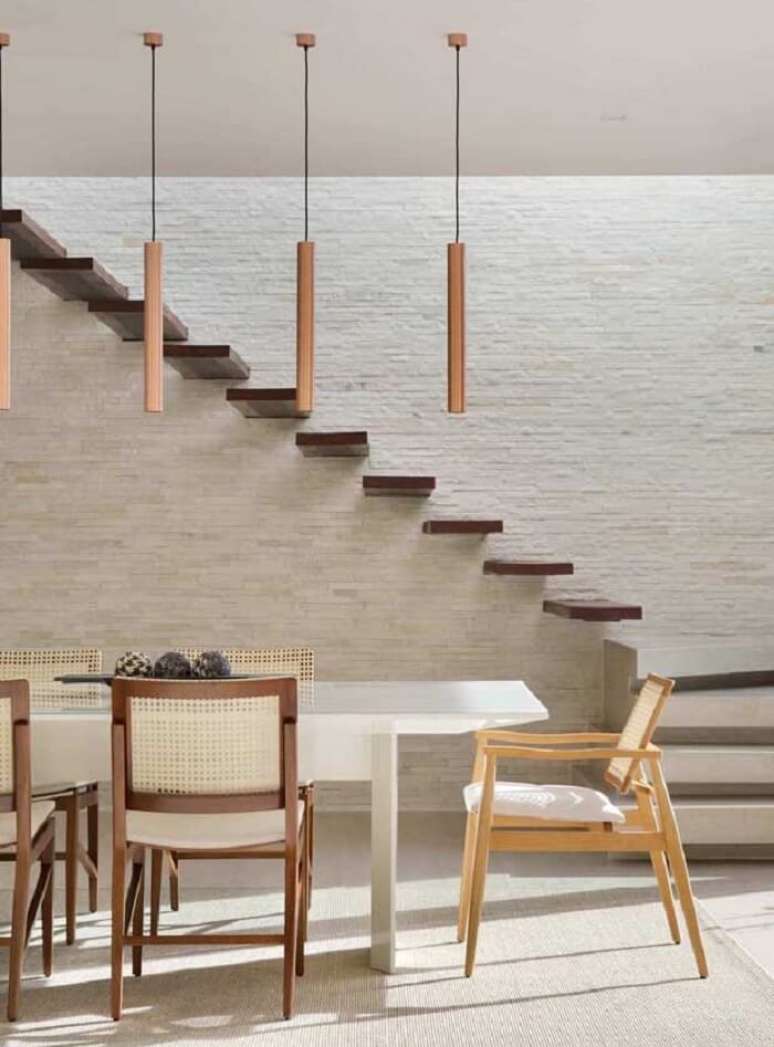 40. Pedra S&atilde;o tom&eacute;, a famosa pedra canjiquinha utilizada na parede da escada. Fonte: Pinterest