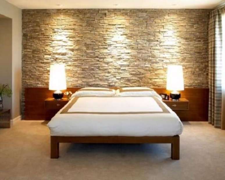 57. Quarto com parede revestida com pedra. Fonte: Pinterest