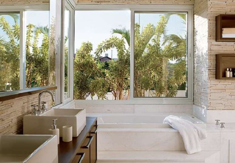 3. Filete de pedra S&atilde;o Tom&eacute; utilizada para revestir o banheiro. Fonte: Pinterest