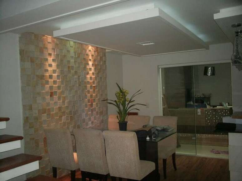 25. Sala de estar com Pedra S&atilde;o Tom&eacute; amarela. Fonte: Piso de Pedra