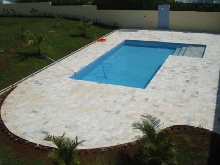 42. Pedra S&atilde;o Tom&eacute; para piscina retangular. Fonte: Pinterest
